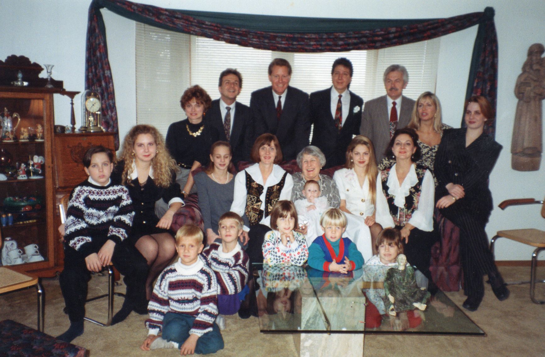 J. Švabaitė-Gylienė (sėdi centre) su savo šeima. Čikaga, apie 2000 m. MLLM 96386