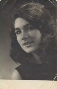 V. Jasukaitytė. Šiauliai, 1965 11 30. Kitoje nuotraukos pusėje dedikacija tėvams. MLLM GEK 137693