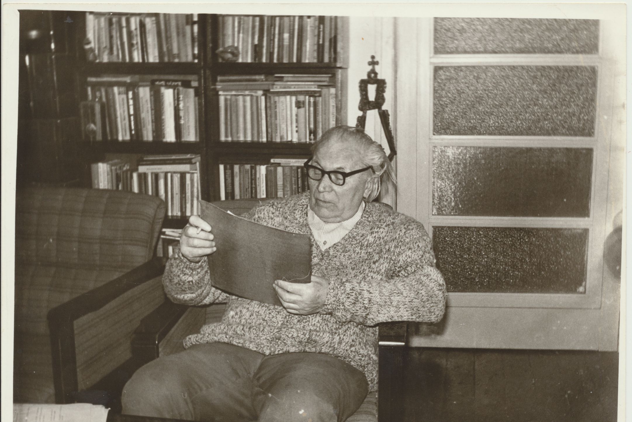 Juozas Grušas savo darbo kambaryje. Kaunas, 1979 m. Sigito Šimkaus nuotrauka. MLLM JGM GEK 2421/1