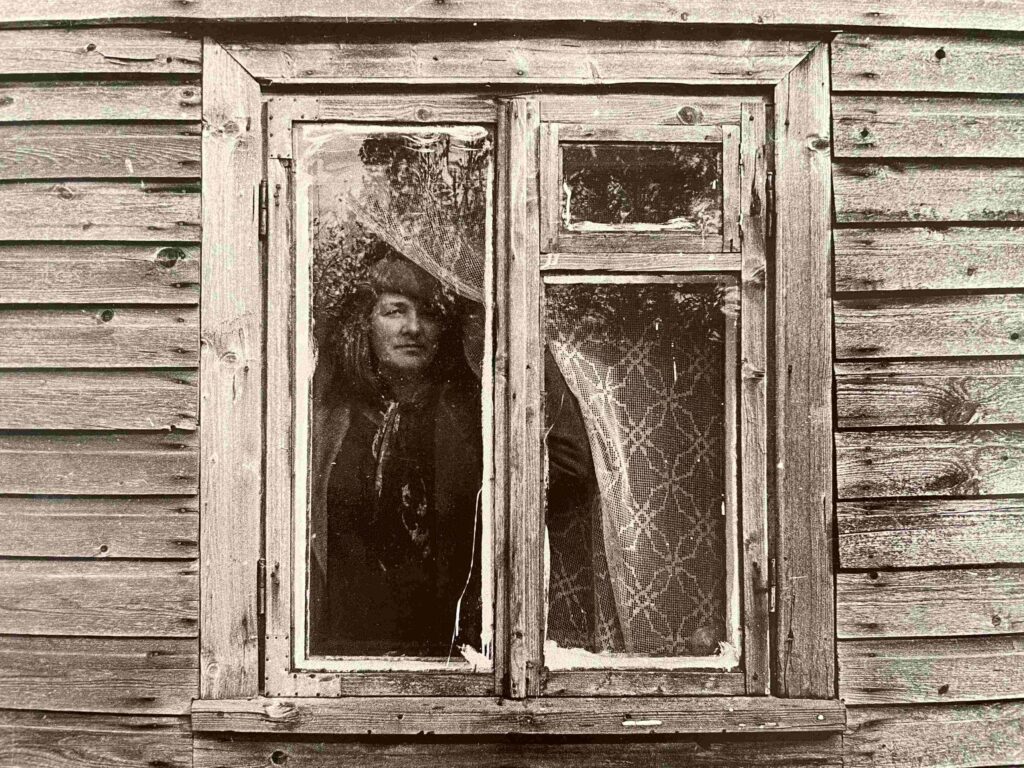 Pro vaikystės langą… Pumpučiai, Šiaulių r., 1986 m. R. Rakausko nuotrauka. MLLM GEK P24521