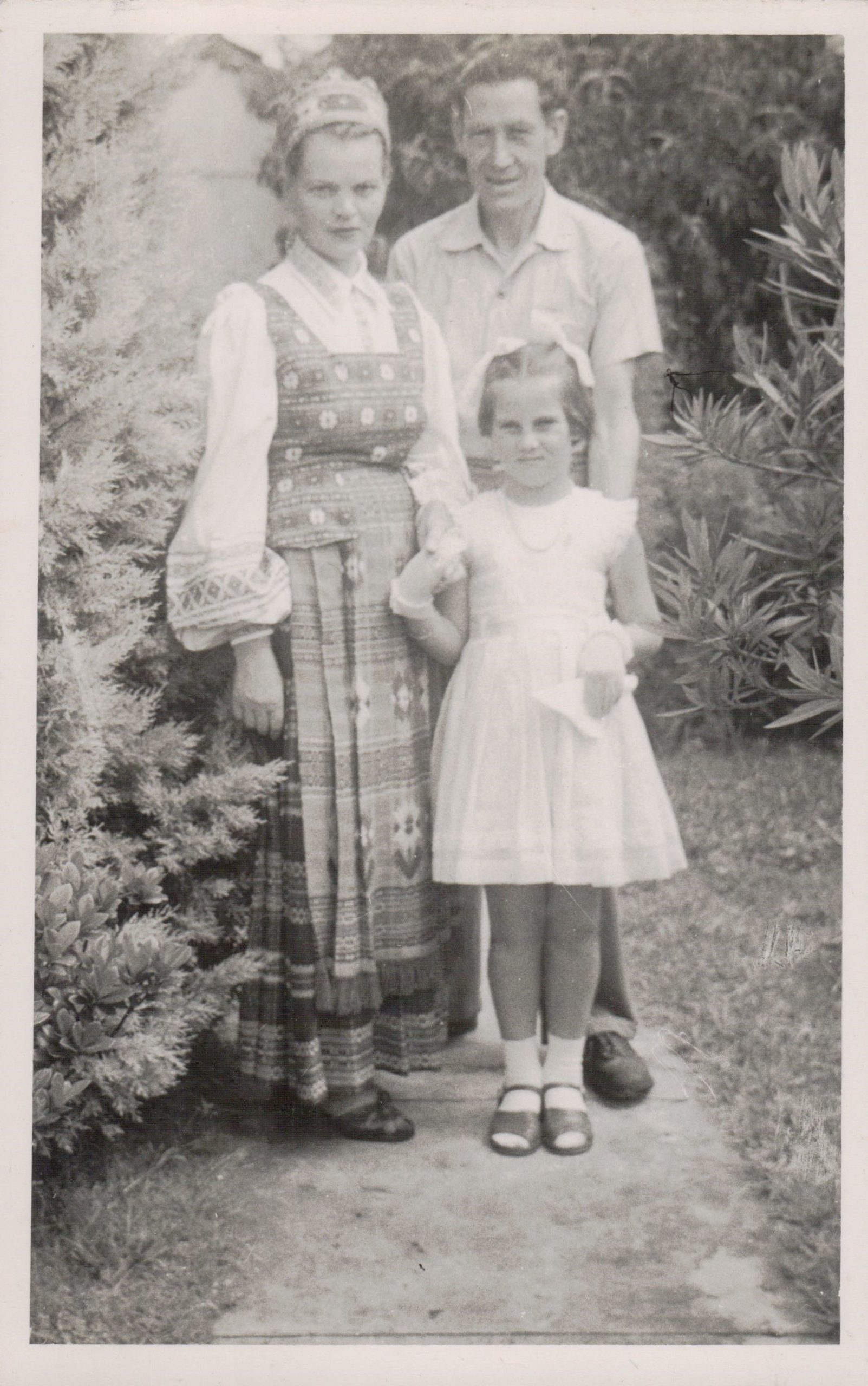M. M. Mykolaitytė-Slavėnienė su dukra Rasa ir vyru Juozu. Sydnėjus. Apie 1960 m. MLLM 121429 / F2 23785