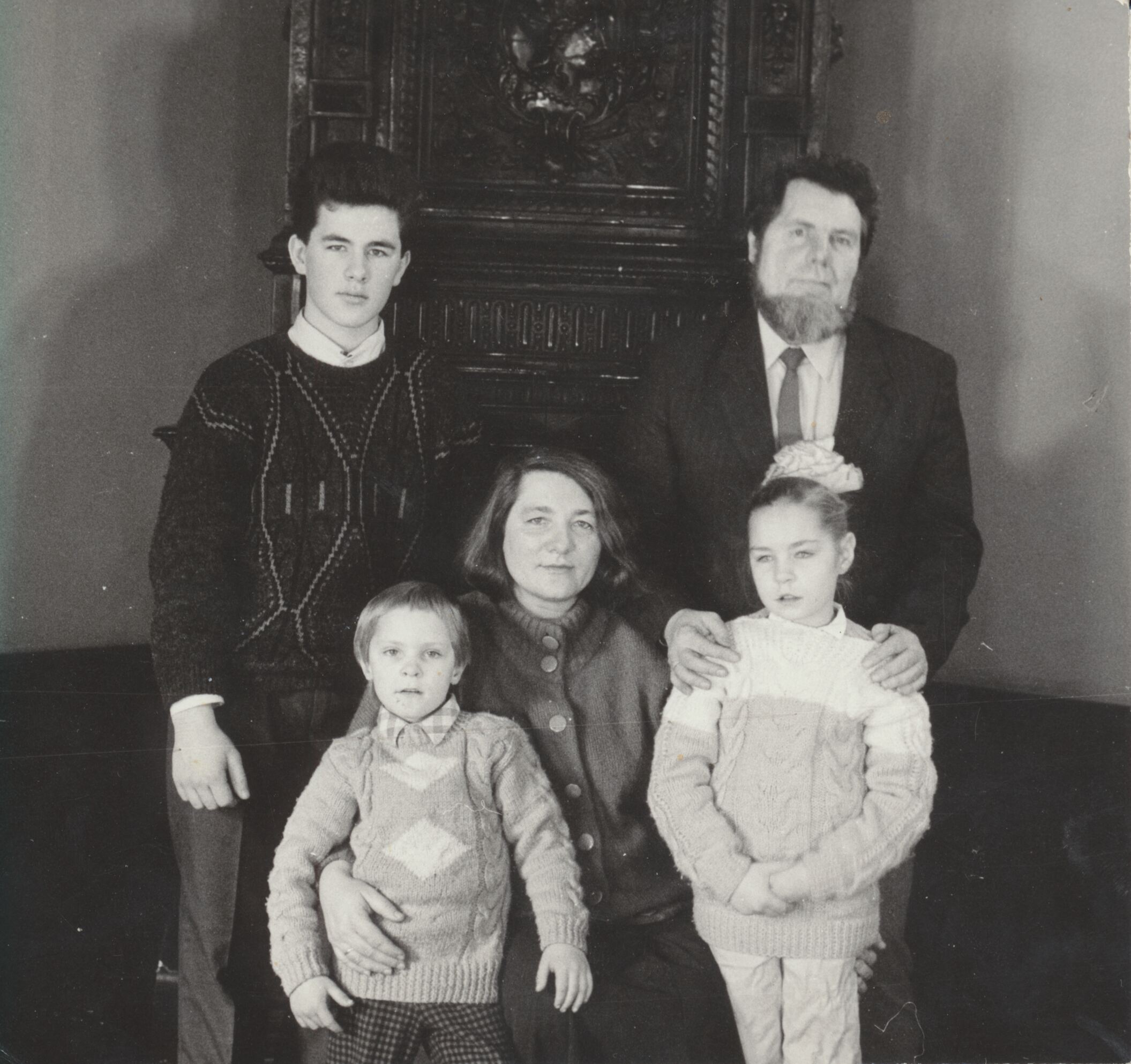 Šeima. V. Jasukaitytė, sutuoktinis Vincas Dineika, vaikai Kęstutis, Vaižgantė Kunigunda ir Algirdas. Apie 1990 m. MLLM GEK 137737