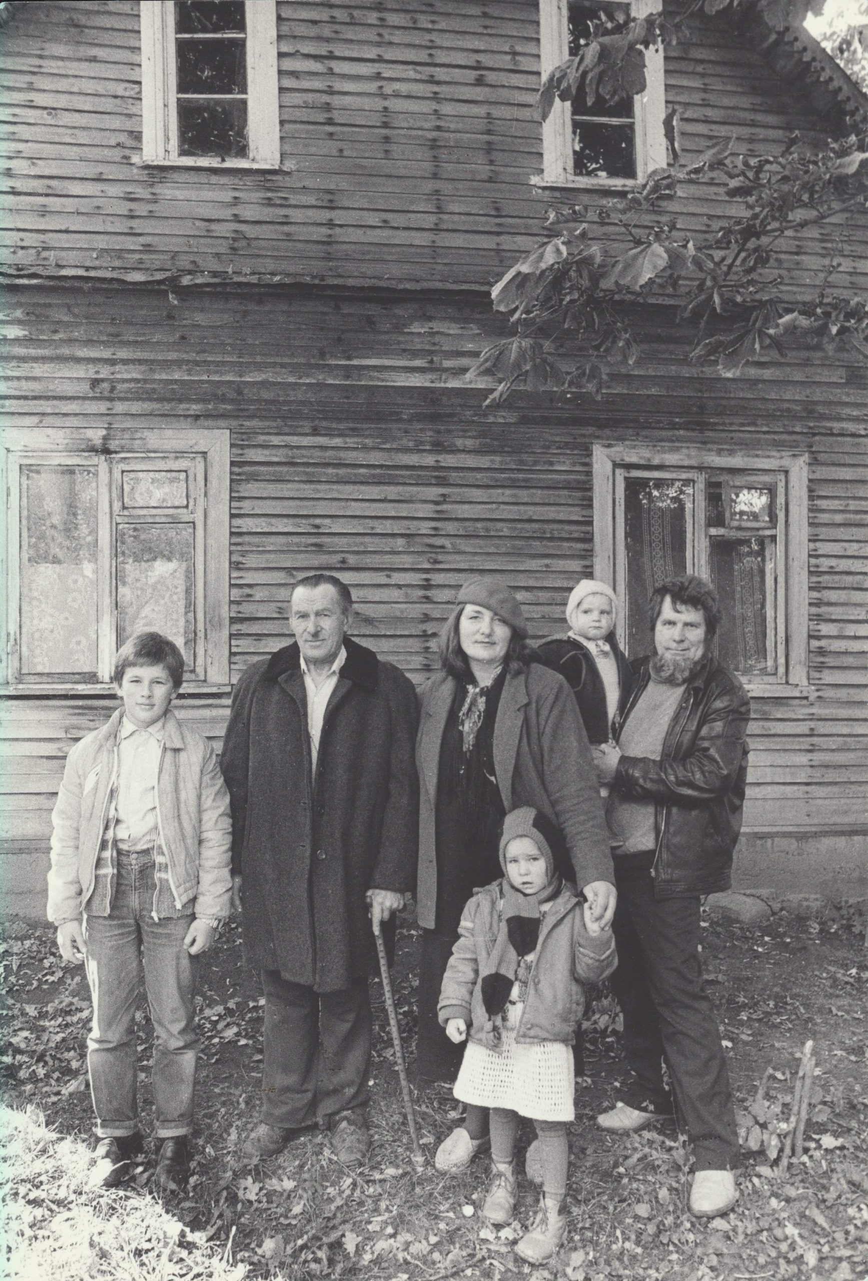 Besilankant tėviškėje, prie gimtųjų namų. Su šeima ir tėvu Kazimieru. Pumpučių k., 1986 m. R. Rakausko nuotrauka. MLLM P24526