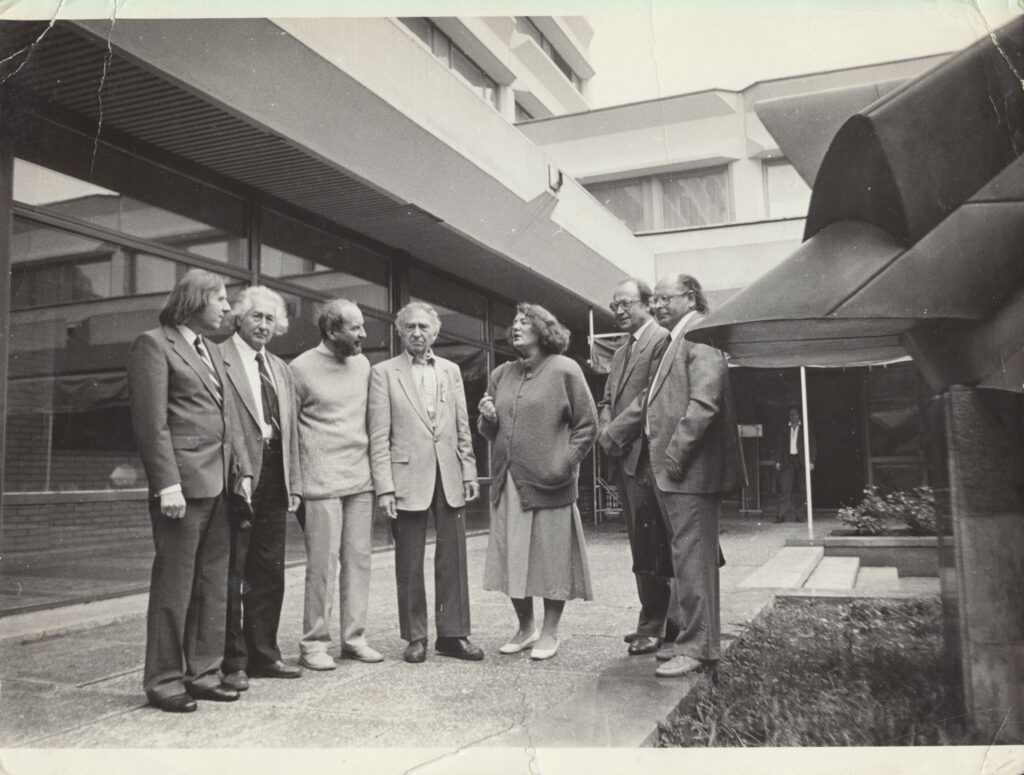 J. Juškaitis, H. A. Čigriejus, K. Nastopka, B. Brazdžionis, V. Jasukaitytė, M. Vainilaitis, J. Strielkūnas prie „Baltijos“ viešbučio. 1989 m. gegužė. A. Žižiūno nuotrauka. MLLM GEK 137758