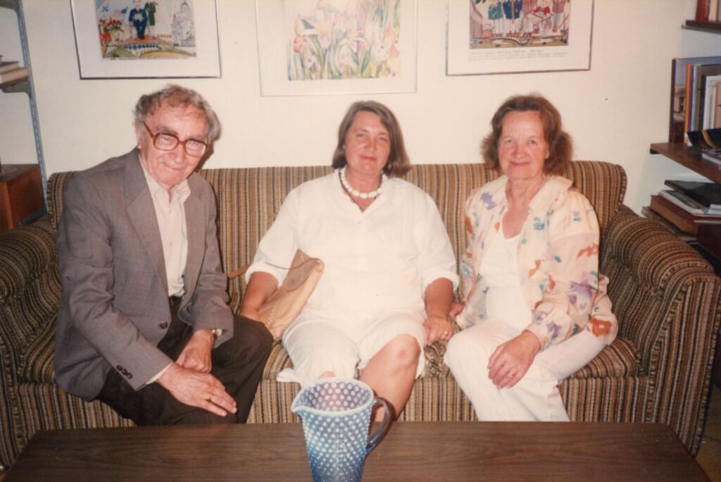Viešnia V. Jasukaitytė tarp rašytojų B. Brazdžionio ir Alės Rūtos. Santa Monika, 1988 09 19. MLLM GEK 104206