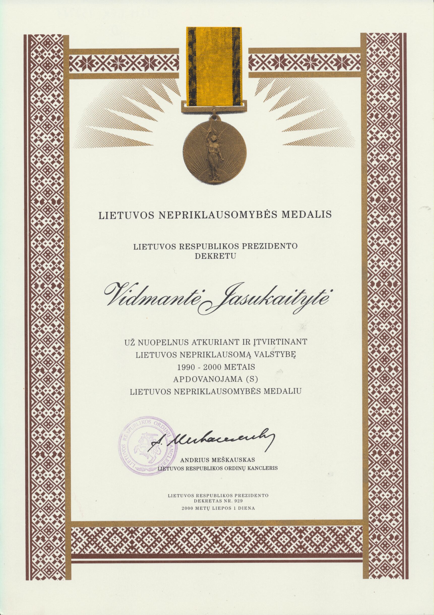 LR prezidento dekretas dėl V. Jasukaitytės apdovanojimo Lietuvos nepriklausomybės medaliu. 2000 07 01. MLLM GEK 137781