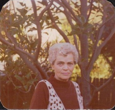 M. M. Mykolaitytė-Slavėnienė savo sodelyje. Sydnėjus. 1977.10.04. MLLM 41514 / F2 18285