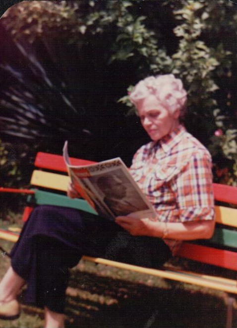 M. M. Mykolaitytė-Slavėnienė savo sodelyje. Sydnėjus. 1979 m. MLLM 41515 / F2 18284