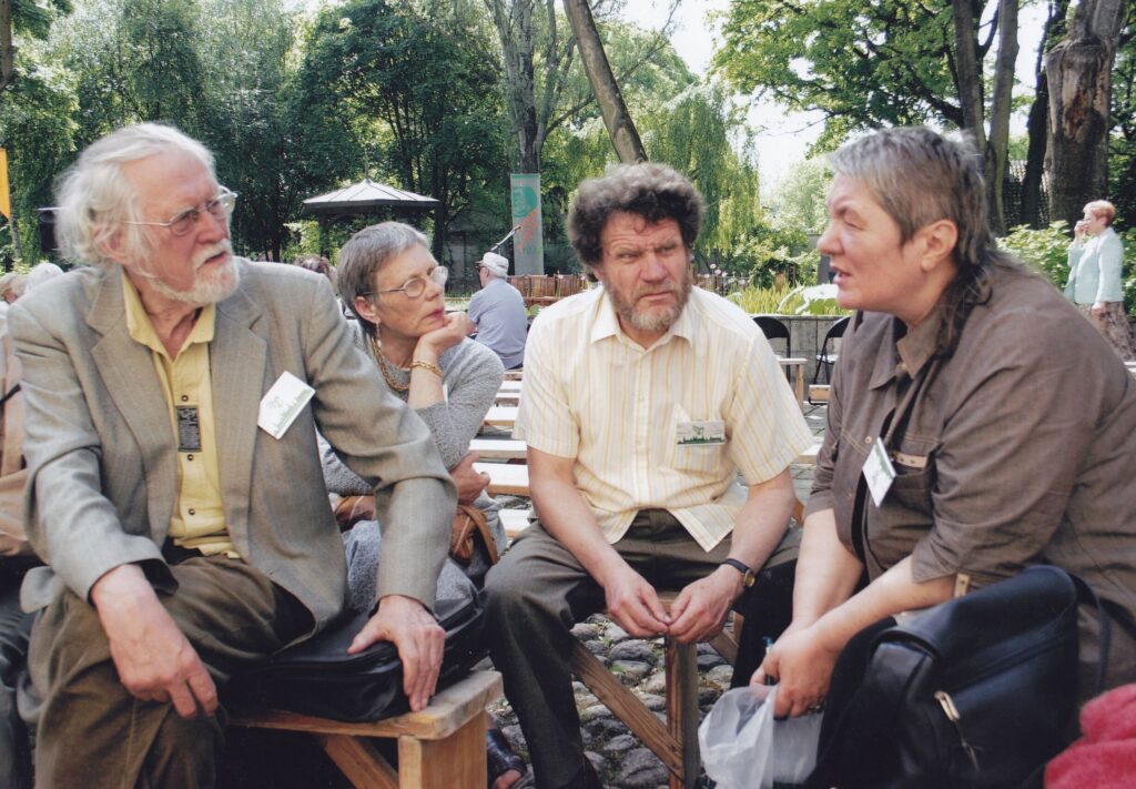 M. Martinaitis, V. Vaitkevičius ir V. Jasukaitytė Maironio sodelyje, Poezijos pavasario renginio metu. Kaunas, 2005 m. Z. Baltrušio nuotrauka. MLLM GEK 95640