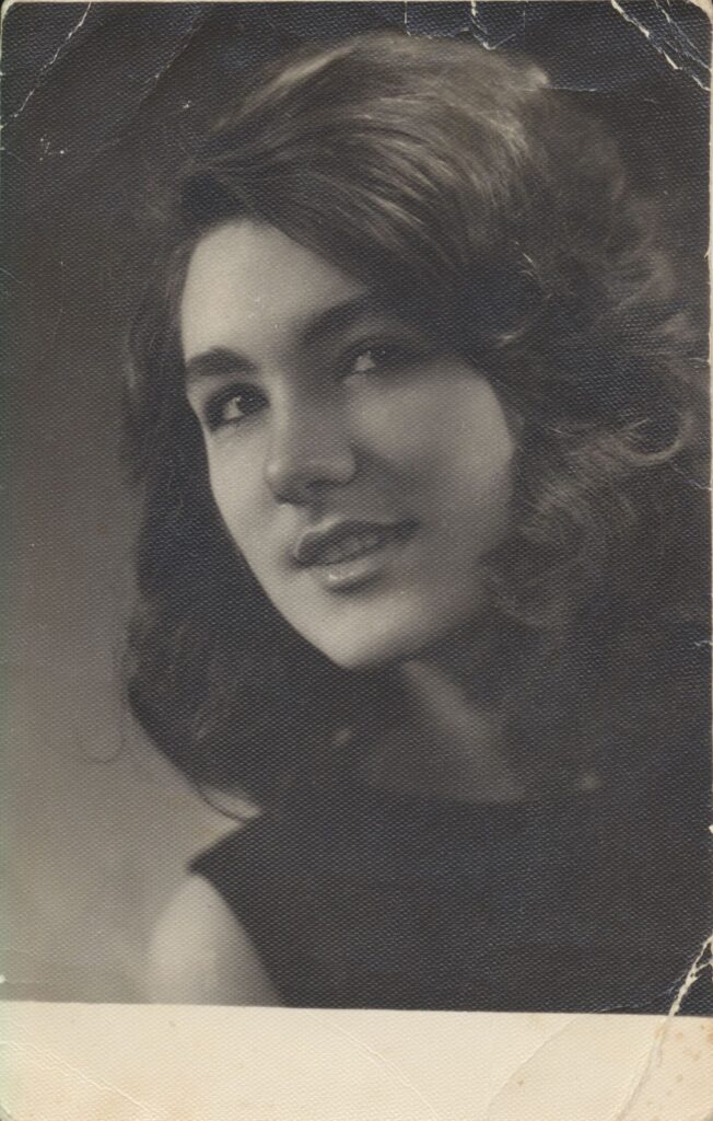 Kitoje pusėje nuotraukos įrašyta dedikacija: „Ilgam prisiminimui Mamytei ir Tėtukui. Vidmantė. Šiauliai, 1965.XI.30.“ MLLM GEK 137693