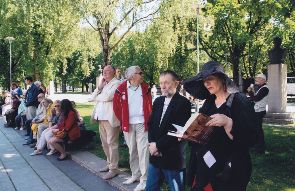V. Jasukaitytė, J. Gimberis, P. Venclovas, V. Sventickas ir kiti Poezijos pavasario renginio metu. Kaunas, 2012 m. Z. Baltrušio nuotrauka. MLLM GEK 115244