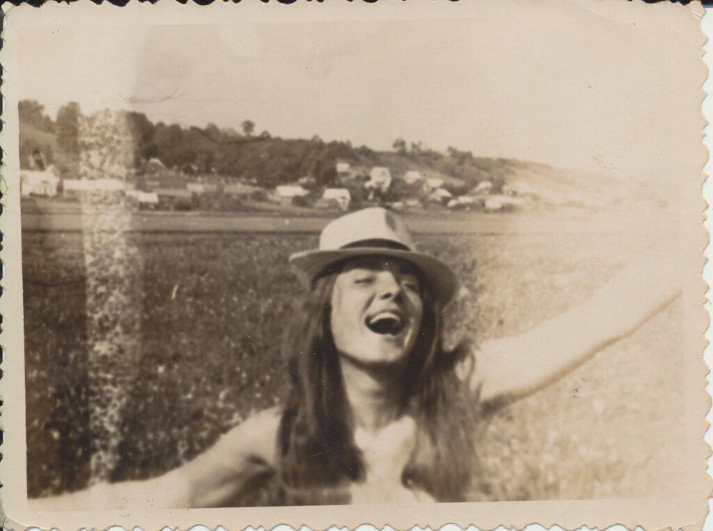Studentiškos praktikos metu. Jau tada būsima rašytoja mėgo skrybėles. Apie 1969 m. MLLM GRK 137694