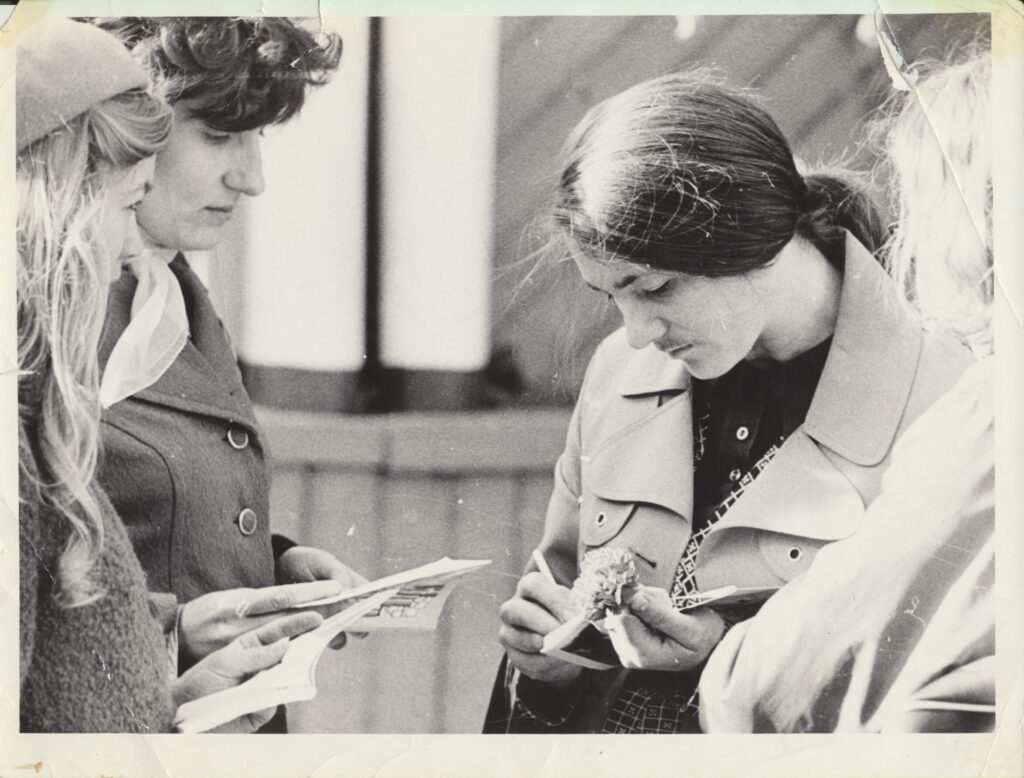 V. Jasukaitytė pasirašo autografą. Apie 1976 m. MLLM GEK 137740
