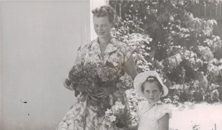 M. M. Mykolaitytė-Slavėnienė su dukra Rasa. Sydnėjus. 1955 m. MLLM 41517 / F2 18286