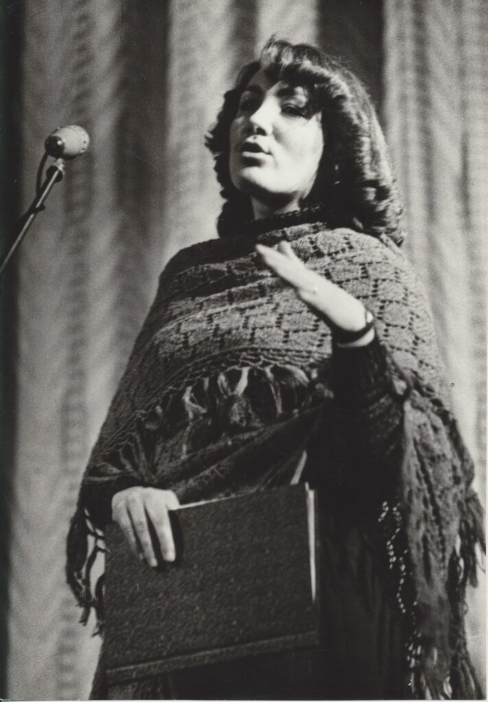 V. Jasukaitytė per latvių poeto Imanto Zieduonio kūrybos vakarą. Šio autoriaus poeziją moteris labai mėgo ir dažnai joje ieškodavo atsakymų. 1978 03 28. A. Kairio nuotrauka. MLLM GEK P12285