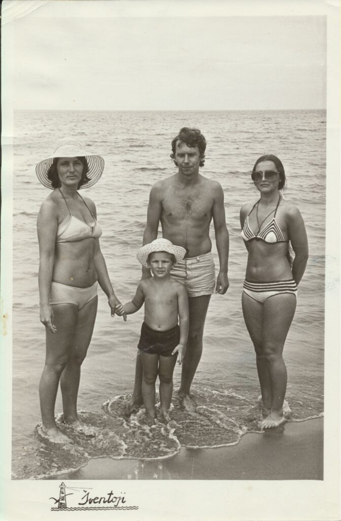 Su sūnumi Kęstučiu, neatpažintu vyru ir bičiule R. Bareikyte. Šventoji, apie 1979 m. MLLM GEK 137741