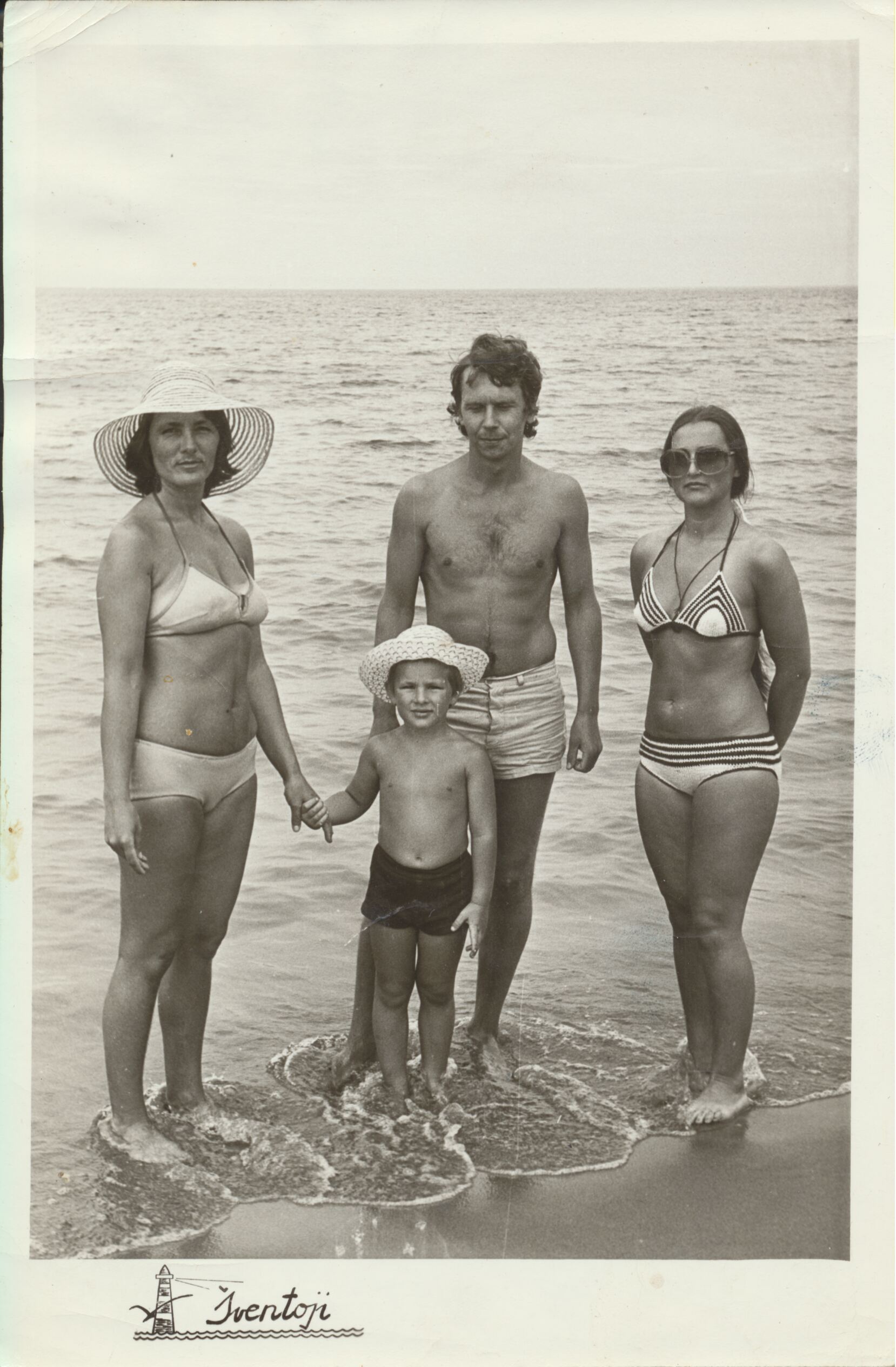 Su vyru Vincu, sūnumi Kęstučiu ir ilgamete bičiule, rašytoja One Baliukone. Šventoji, apie 1979 m. MLLM GEK 137741