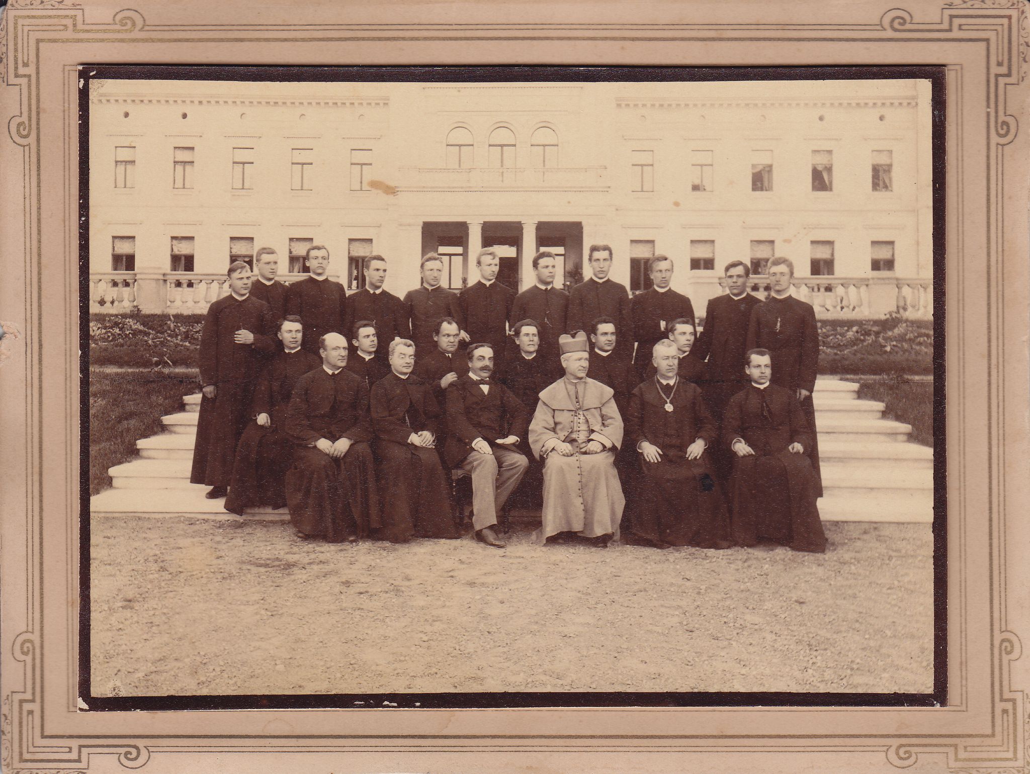 A. Baranauskas (1-oje eilėje 4-as iš kairės) ir M. Oginskis (1-oje eilėje 3-as iš kairės) su grupe kunigų prie Plungės dvaro 1897 m. MLLM 69202