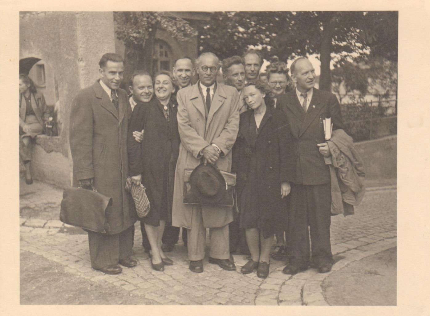 K. Pažėraitė (2-a iš dešinės) lietuvių rašytojų suvažiavime. Augsburgas, 1947-07-12. MLLM 103545