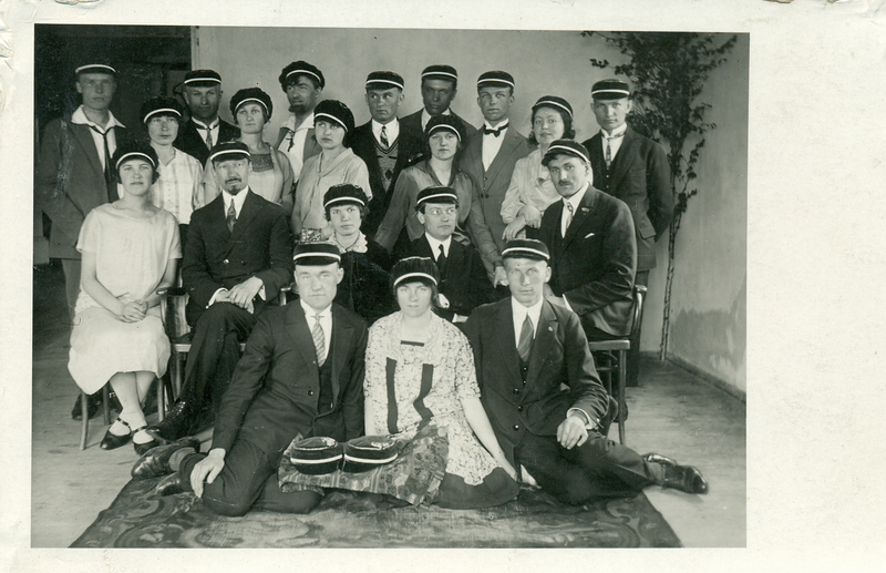 Juozas Grušas (viršutinėje eilėje penktas iš kairės) su „Šatrijos“ draugijos meno kuopos nariais. Kaunas, 1926–11–13. MLLM RMM ĮK 22752