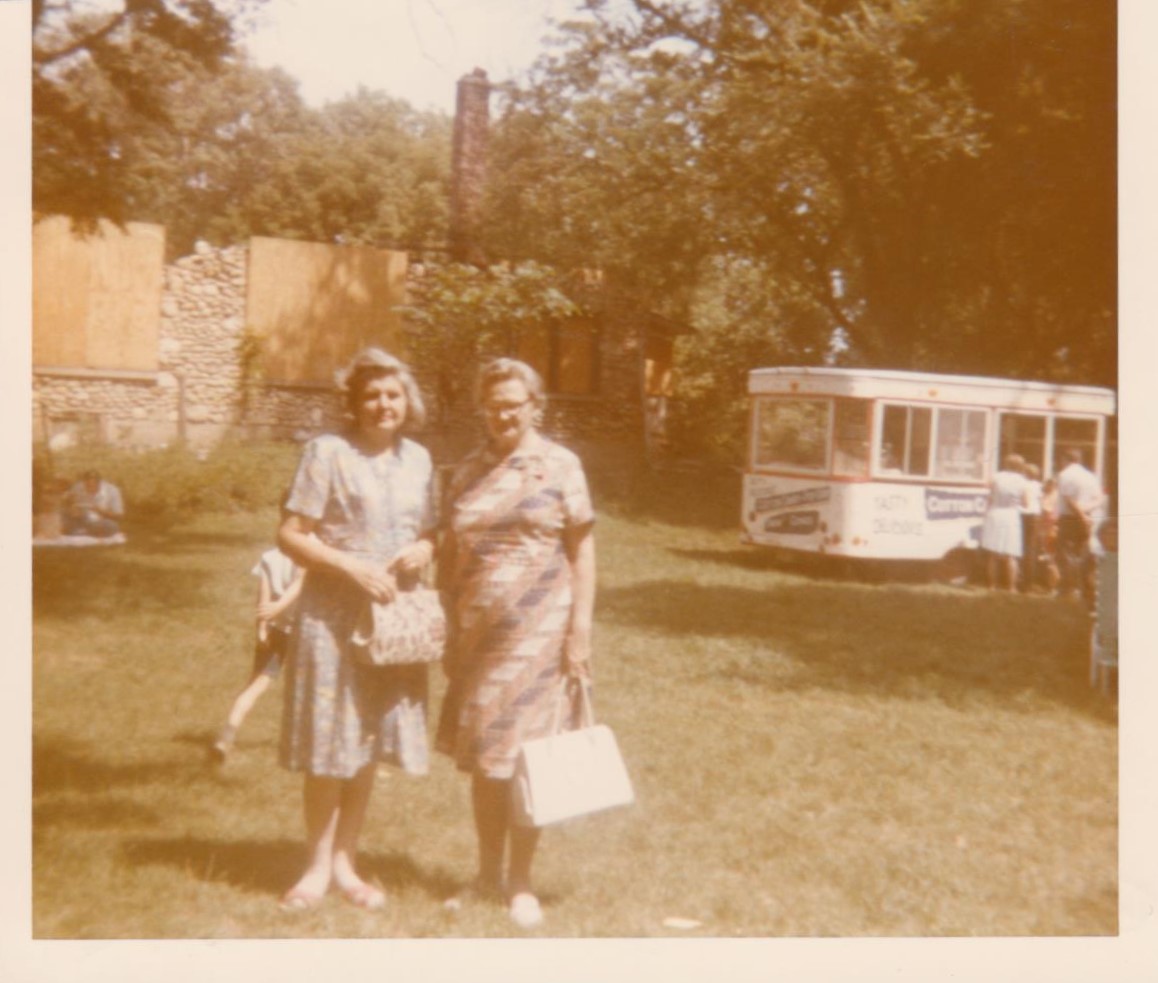 K. Pažėraitė (kairėje) ir G. Tulauskaitė. JAV, apie 1970 m. MLLM 96653