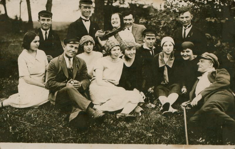 Juozas Grušas, Salomėja Nėris ir kiti studentai vasaros iškyloje. Kaunas, apie 1927 m. MLLM 23864