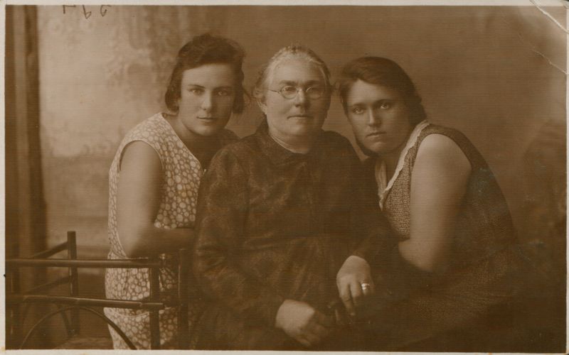 Juozo Grušo žmona Pulcherija (pirma iš dešinės) su mama ir studijų drauge. Joniškis, apie 1927 m., J. Fišerio nuotrauka. MLLM 114471