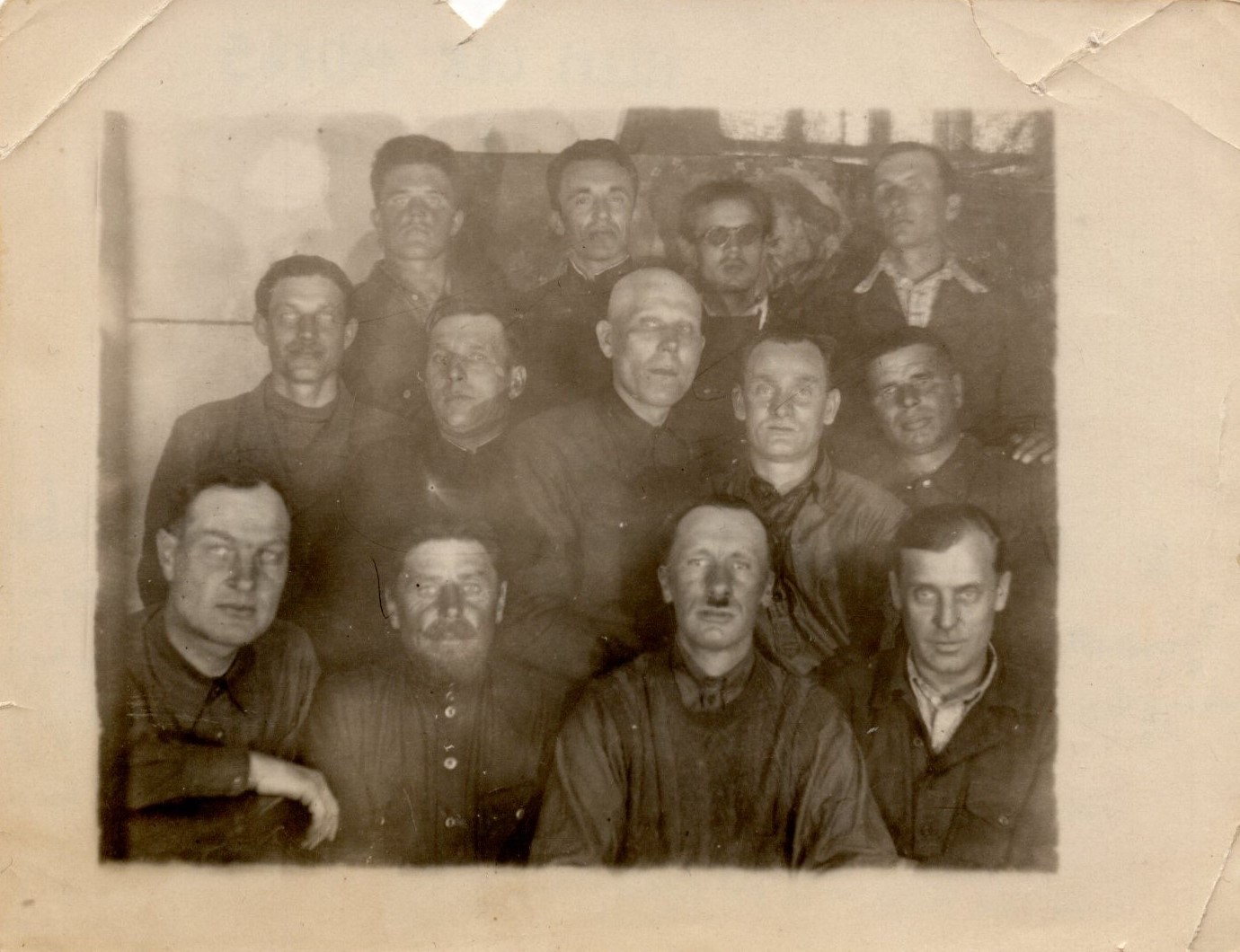 Juozas Sadauskas (antroje eilėje per vidurį) su kitais Čiukotkos lagerio kaliniais. Čiukčija, Pevekas, apie 1950 m. MLLM GEK 140865
