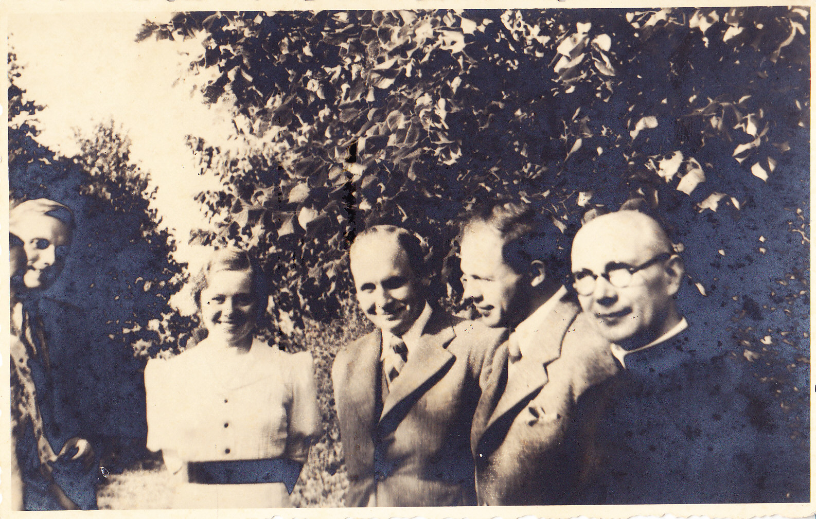 Iš kairės M. ir J. Valaičiai, E. Račiūnaitė, J. Grinius, J. Ambrazevičius, kun. K. Žitkus. Račiūnų dvare Vytėnuose. Apie 1936m. MLLM 87689