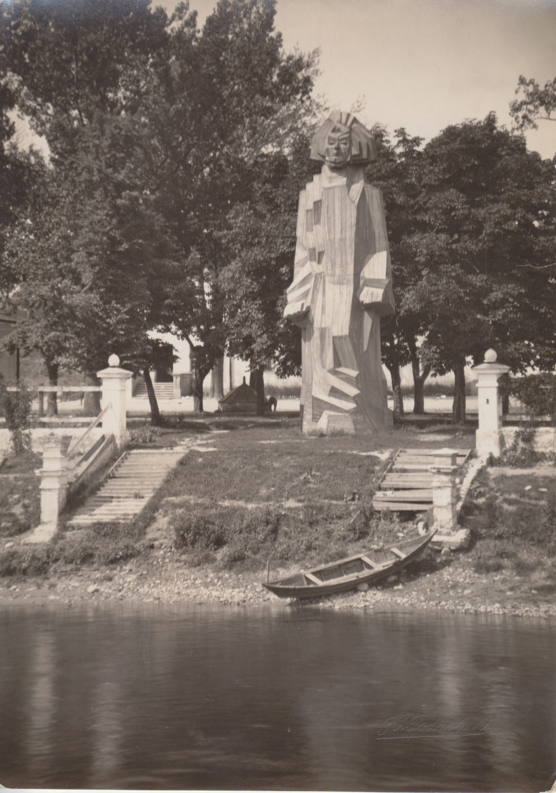 Adomo Mickevičiaus-Pranašo skulptūra-maketas, stovėjęs Vilniuje 1924-1939 m. Skulptorius Zbignevas Pronaška (Zbigniew Pronaszko). Foto Henriko Poddenbskio (Henryk Poddębski). Apie 1930 m. MLLM 132828