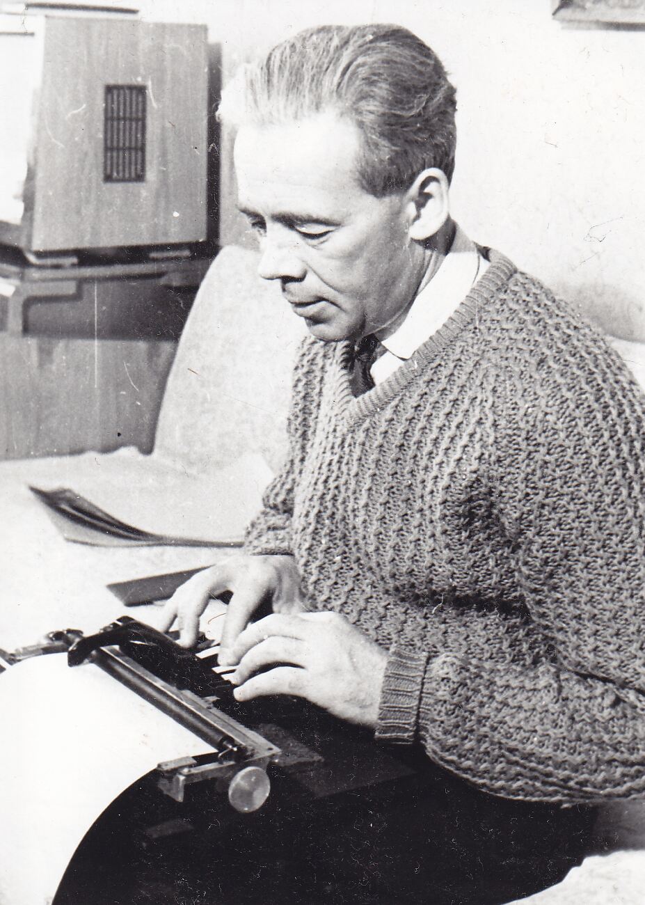 A. Jonynas rašo Brailio raštu. Vilnius, apie 1970 m. Nuotr. E. Šiško. MLLM 23116