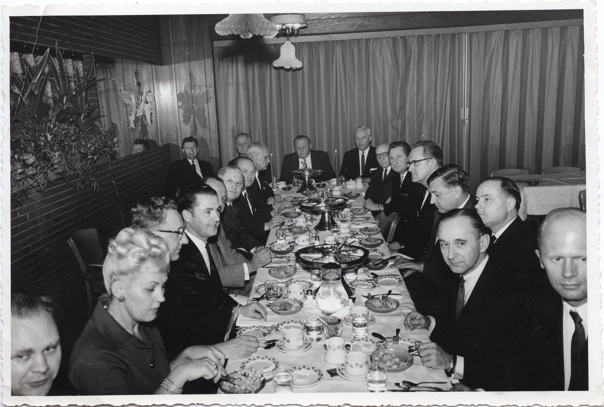 V. Būtėnas sėdi stalo gale, pirmas iš kairės. JAV, apie 1960 m. V. Noreikos nuotrauka MLLM 108381