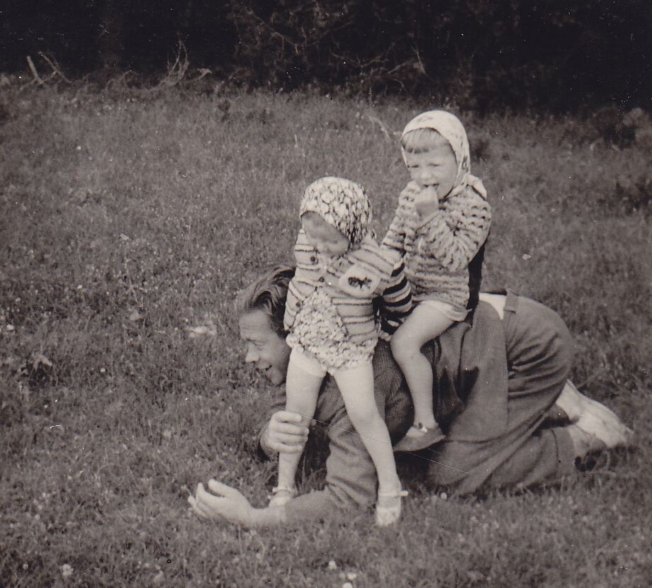 A. Jonynas su sūnumi Antanu A. Jonynu ir dukra Salomėja. Nida, apie 1957 m. MLLM 26673
