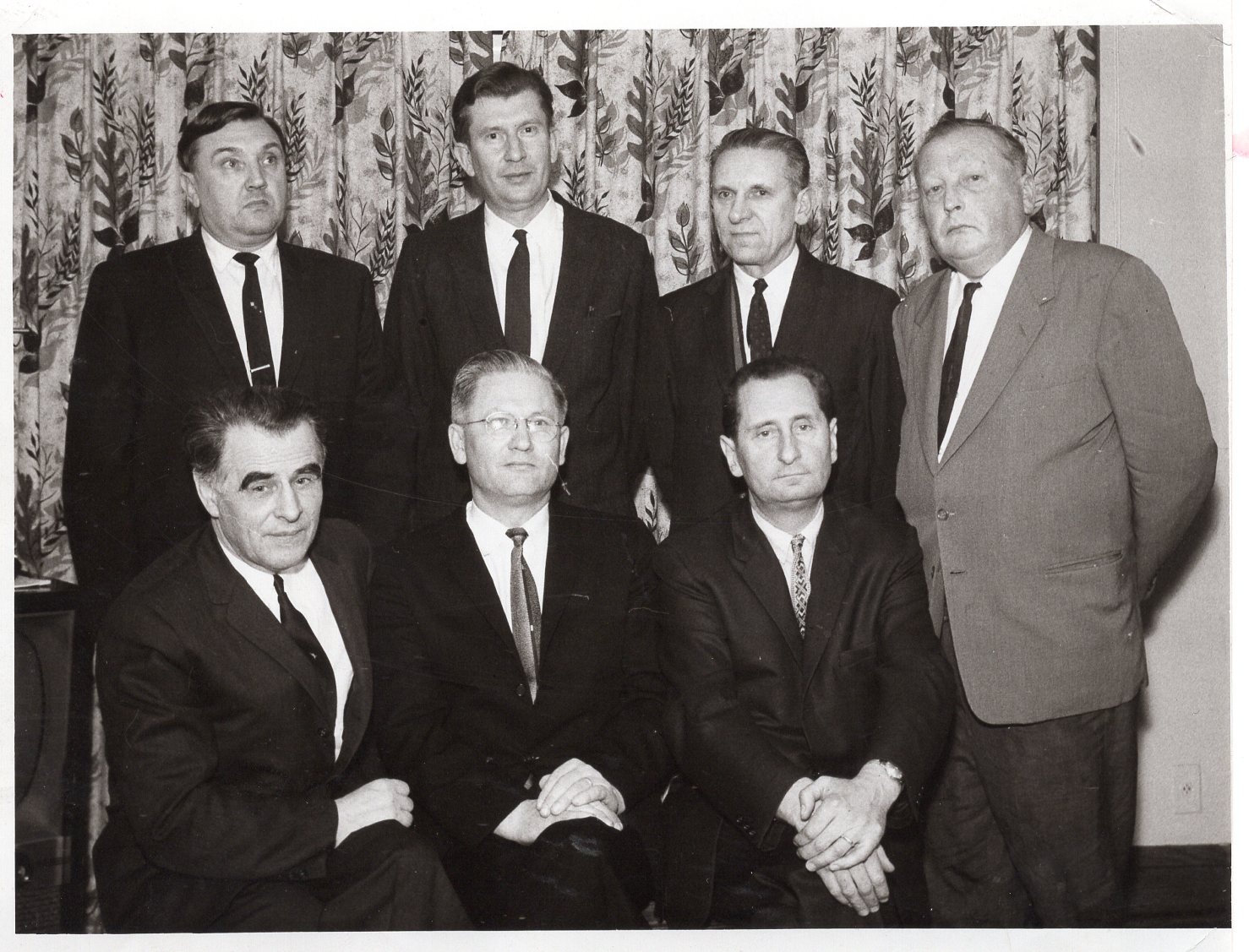 Antroje eilėje pirmas stovi A. Baronas, antras – V. Būtėnas ir kt. JAV, apie 1965 m. V. Noreikos nuotrauka. MLLM 78422