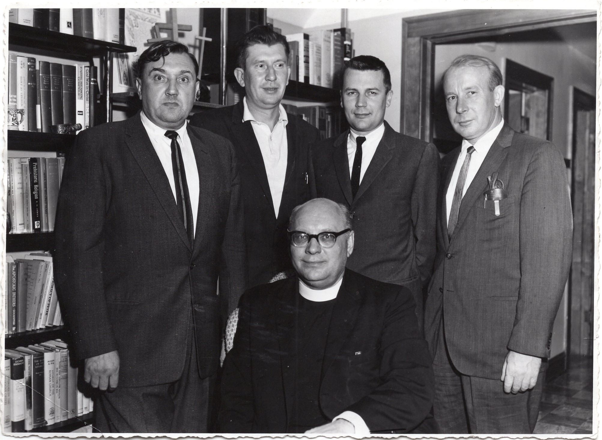 A. Baronas, V. Būtėnas (stovi antras iš kairės), R. Mieželis ir kt. „Draugo“ redakcijoje. Čikaga, apie 1965 m. V. Račkausko nuotrauka. MLLM 81281