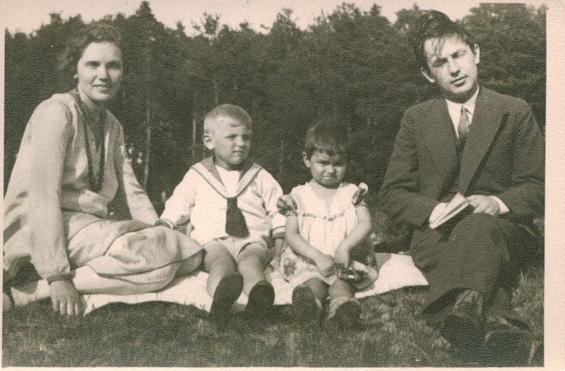 Stasė Jazbutytė-Petrėnienė, Algimantas Petrėnas, Laima Griciūtė ir Juozas Petrėnas. Apie 1928 m. MLLM 38409