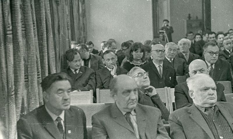 Rašytojų s-gos valdybos plenumas. V. Palčinskaitė – 4-oje eilėje viduryje. Vilnius, 1969 m. MLLM 1054