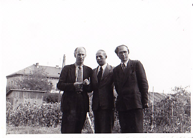 Lietuvos žurnalistų sąjungos metu. Iš kairės S. Santvaras, J. Brazaitis, B. Brazdžionis. Vokietija, 1947 m. MLLM 50855
