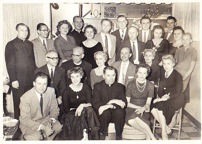 Su kultūros žmonėmis. J. Brazaitis – antroje eilėje, pirmas iš kairės. 1958 m. MLLM106801