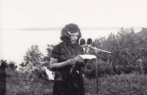 Poetė V. Palčinskaitė Poezijos pavasario metu Palemone 1973 m. MLLM 17607
