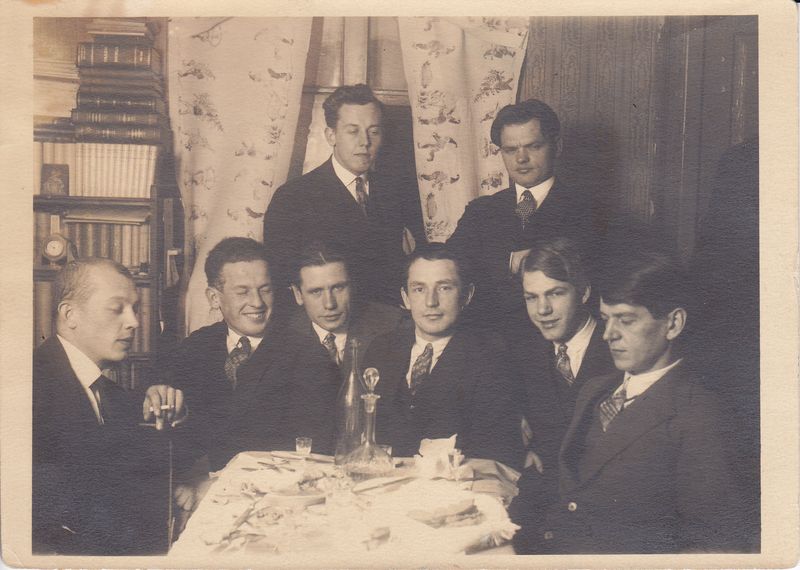 Keturvėjininkai pas K. Binkį. Iš kairės sėdi J. Ambrazevičius, T. Tilvytis, A. Braziulis, J. Petrėnas, A. Gerutis, K. Binkis. Stovi H. Kačinskas ir A. Gricius. Apie 1924 m. MLLM