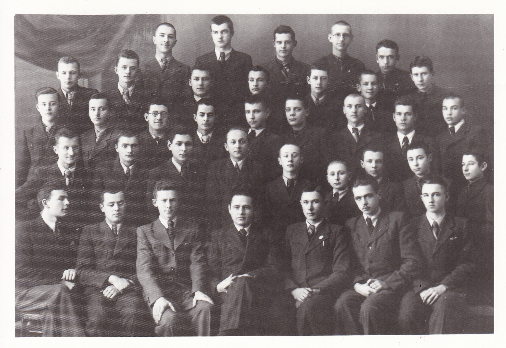 V. Būtėnas – ketvirtoje eilėje pirmas iš dešinės. Panevėžys, 1939–1940 mokslo metai. J. Balčikonio gimnazijos istorijos muziejaus nuotrauka