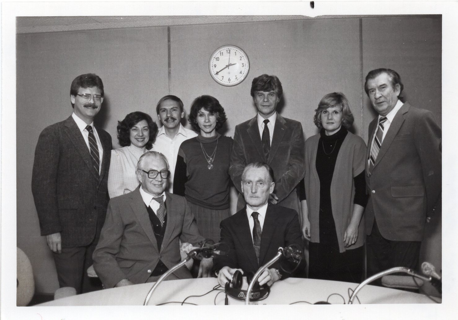 V. Būtėnas stovi pirmas iš kairės su radijo stoties „Amerikos balsas“ darbuotojais. Vašingtonas, 1986 m. vasario mėn. MLLM 96303