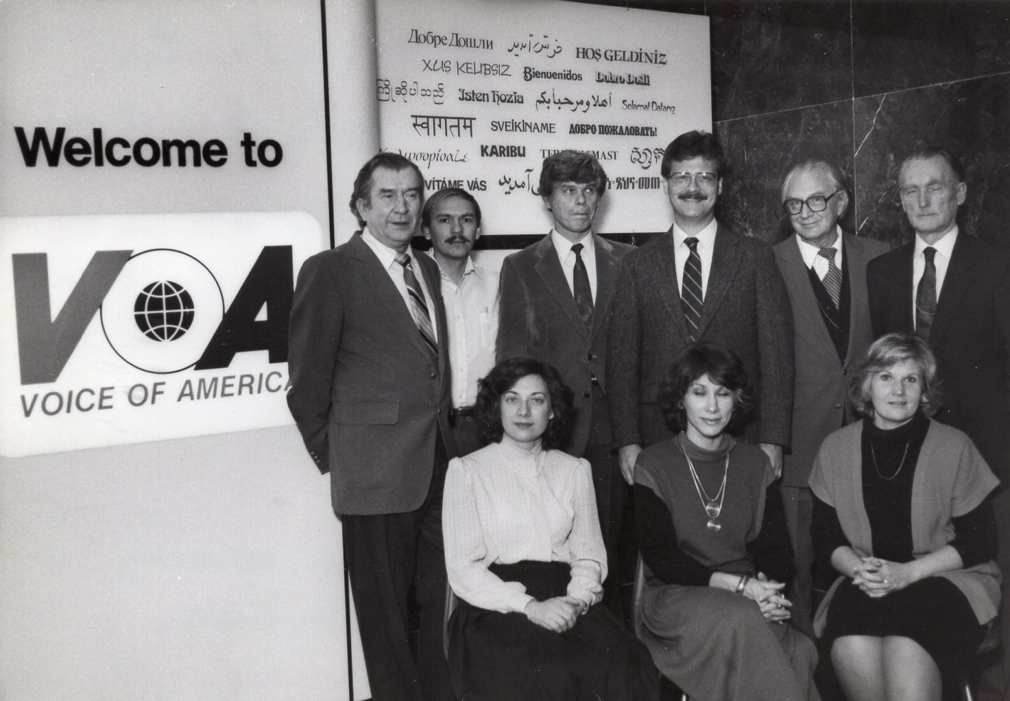 V. Būtėnas stovi pirmas iš dešinės su radijo stoties „Amerikos balsas“ darbuotojais. Vašingtonas, 1986 m. vasario mėn. MLLM 96304