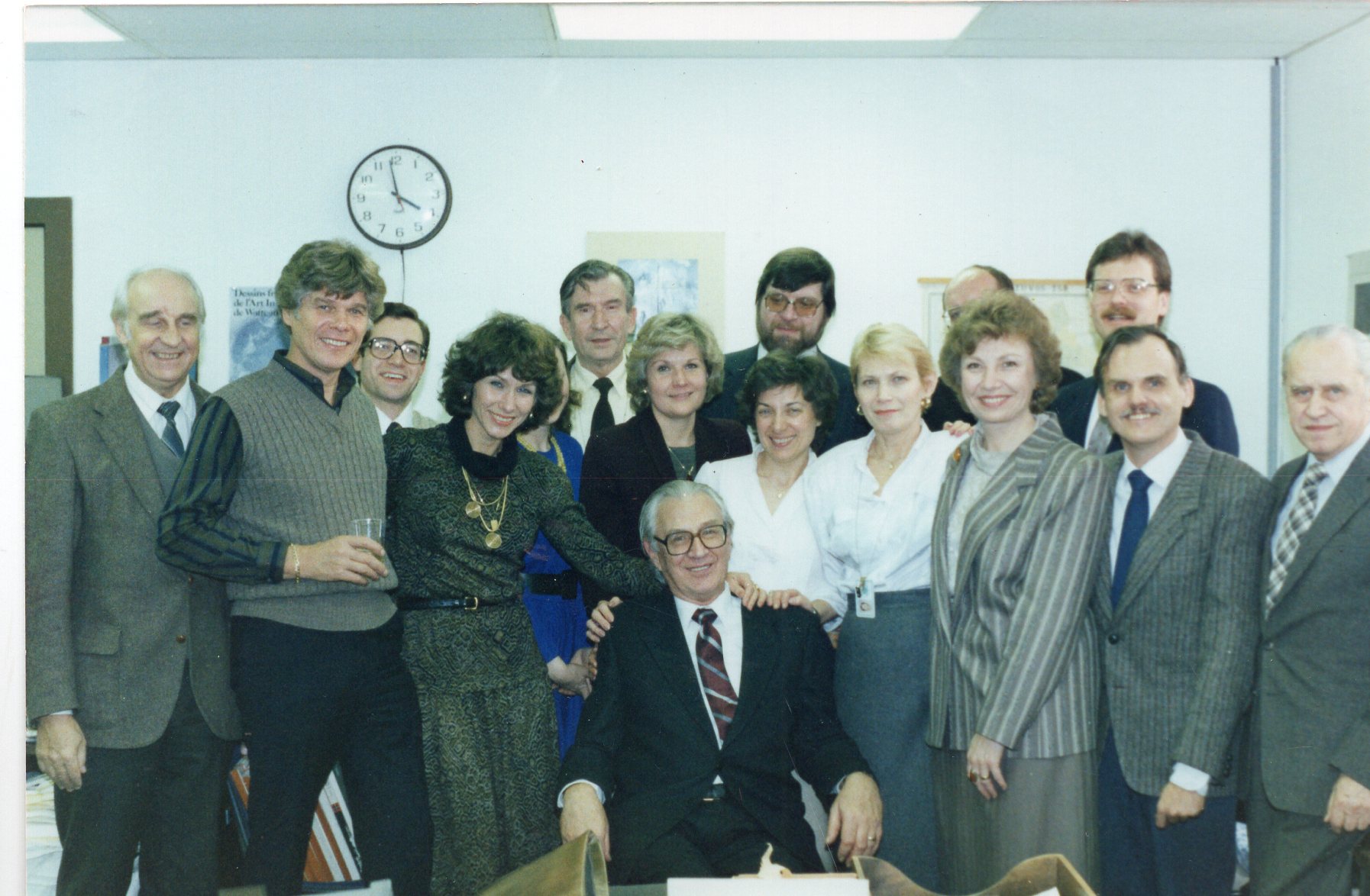 V. Būtėnas stovi antroje eilėje ketvirtas iš dešinės su radijo stoties „Amerikos balsas“ kolektyvu. Vašingtonas, 1987 m. MLLM 8107