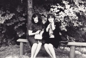 Poezijos pavasario dalyvės V. Palčinskaitė ir J. Vaičiūnaitė. Kaunas, 1973 m. MLLM 17593