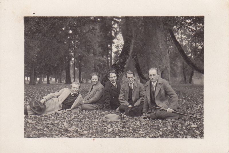 Su bičiuliais gamtoje. Iš kairės Juozas Gruodis su žmona, J. Petrėnas, K. Binkis, A. Rimydis. Ąžuolynas, apie 1925 m. MLLM 26899