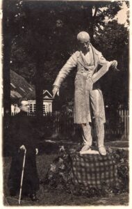 S. Būdavas prie S. Daukanto paminklo. Papilė, 1930 m. MLLM 134010