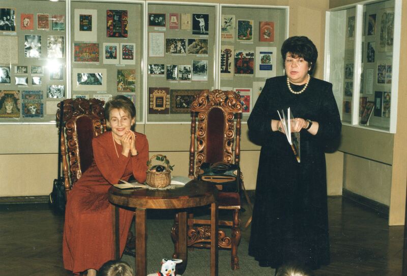 V. Palčinskaitė su aktore B. Abramavičiute-Kaniaviene Vaikų literatūros muziejuje. Kaunas, 1998 m. MLLM 60484