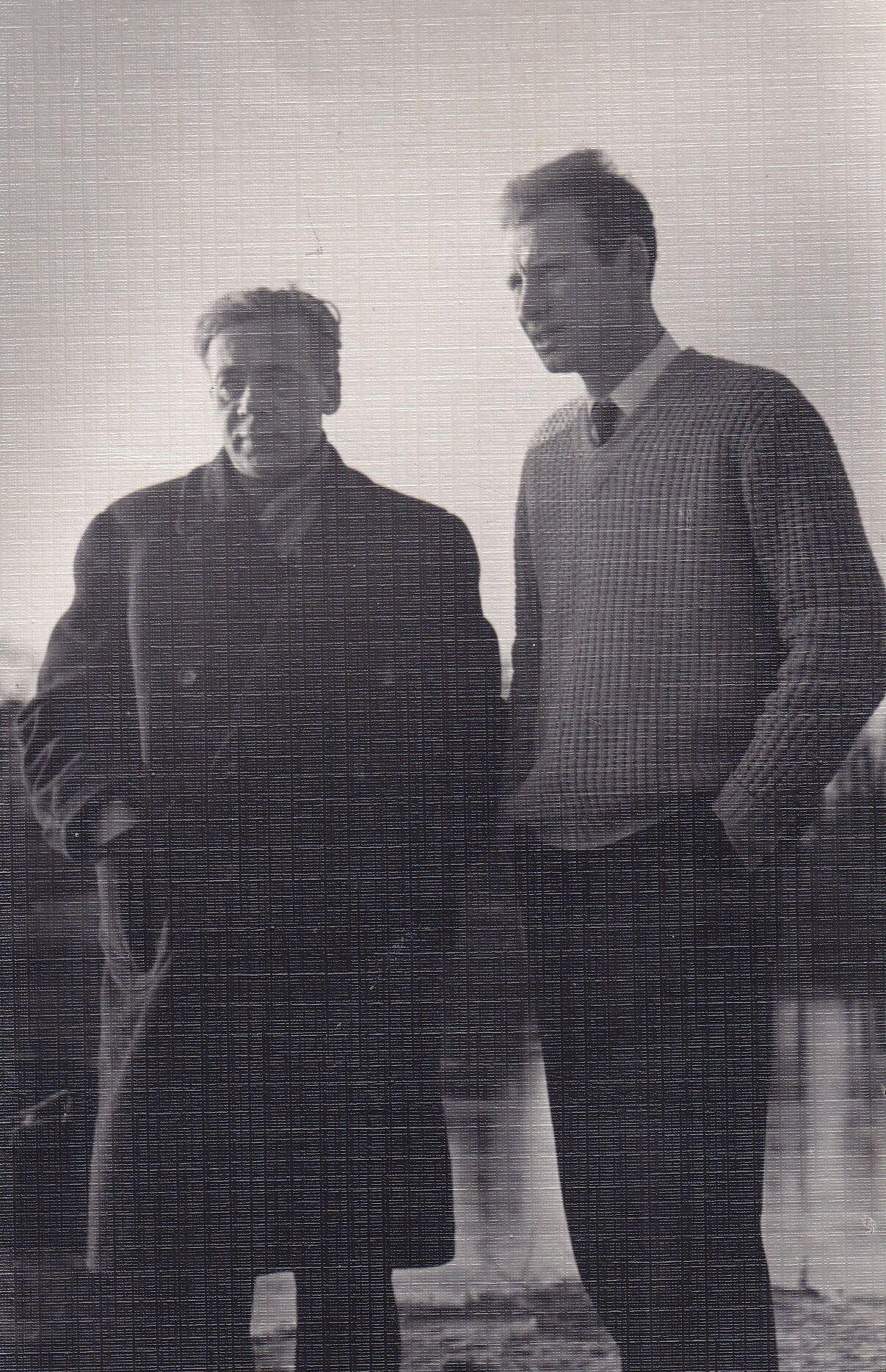 A. Jonynas ir M. Sluckis prie Neries. Vilnius, 1962 m. MLLM 26662
